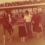 Traf - Na zdjęciu dekoracja zwycięzców Nagrody Derby Arabskie w 1984 roku ? dżokej Marek Nowakowski, trenerka Małgorzata Łojek, opiekun konia, Jolanta Lipowicz, dyrektor PTWK Jerzy Michałowicz i hodowczyni S